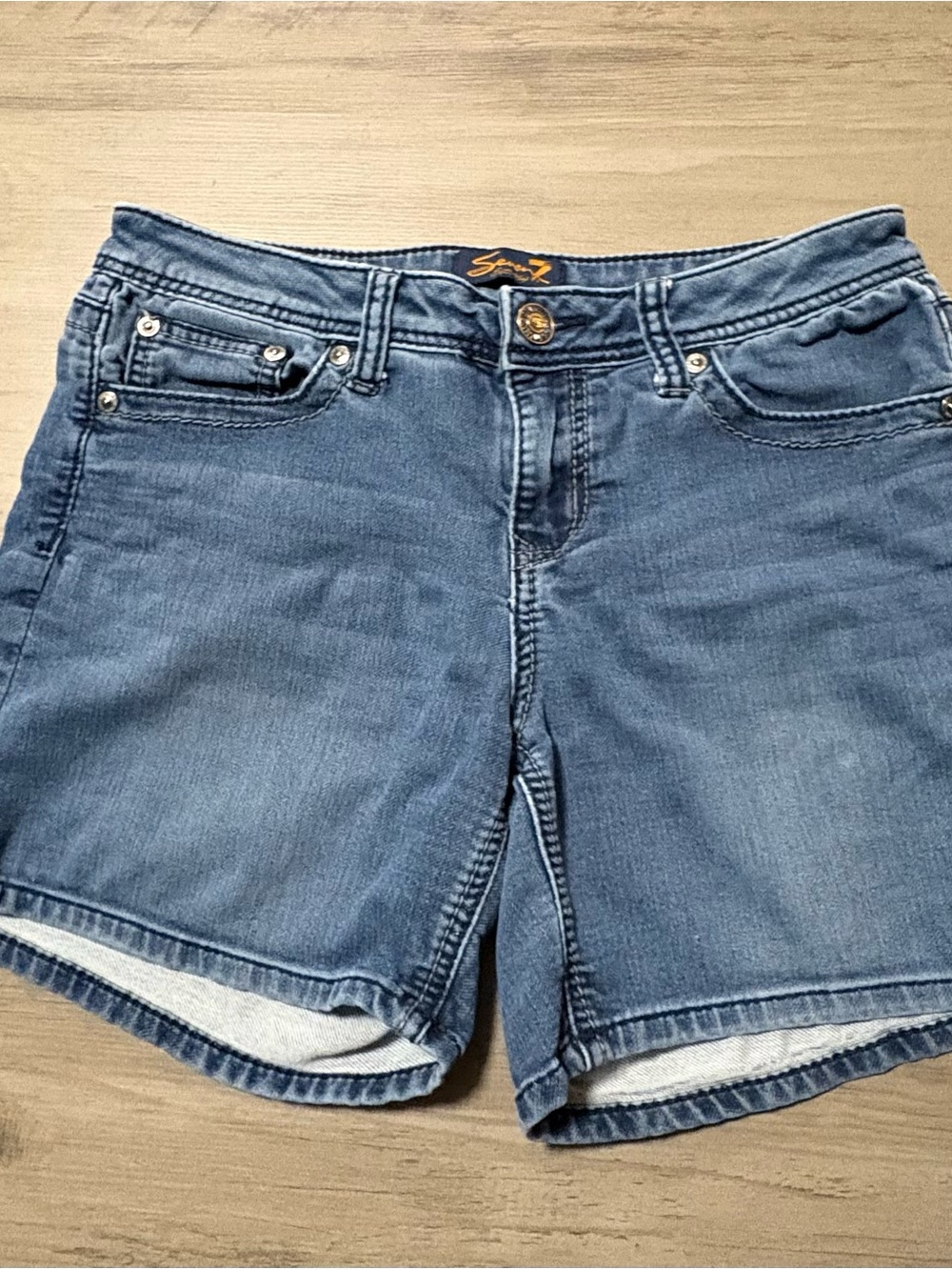 Seven7 Women's Faded Blue Denim Shorts size 8
